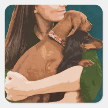 A garota está abraçando dois pratos abraçando seu