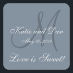 Adesivo Quadrado A vida das Cinzas é um casamento doce e monograma<br><div class="desc">A vida das Cinzas é um casamento doce e monograma. Elke Clarke © para MonogramaGallery na Zazzle. Vinheta personalizável de favoritos de casamento com data de casamento, noiva e primeiro nome de noiva e sobrenome inicial ou monograma. Escolha entre uma variedade de formas de adesivos. Personalize com você as cores...</div>