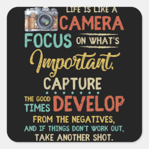 Adesivo Quadrado A vida é como uma câmera focalizada no que é impor