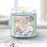 Adesivo Quadrado Adicione Seu Casamento De Caligrafia Com Na moda d<br><div class="desc">Este adesivo fotográfico apresenta um roteiro de caligrafia em preto para os nomes dos casais. Personalize-o substituindo o texto do marcador de posição e substitua a foto do marcador de amostra/marcador de posição por sua própria foto. Para obter mais opções, como alterar a fonte e seu tamanho/cor ou o espaçamento...</div>