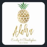 Adesivo Quadrado Aloha Tropical Havaiana Casamento de Abacaxi Branc<br><div class="desc">Aloha Tropical Hawaiian Pineapple Casado Branco Favor Sticker para um Casamento de Destino Hawaii. O nome e a data podem ser atualizados nesta vinheta.</div>