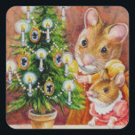 Adesivo Quadrado Arte do Mouse de Triagem de Árvore de Natal Dicken<br><div class="desc">"Dickens Christmas Mice No. 7 - "O Christmas Tree" Watercolor Art Square Sticker do artista Jean Weiner "Dickens Christmas Mice No. 7 - "O Christmas Tree" (Camundongos de Natal) apresenta camundongos brancos do conto clássico A Christmas Carol (Uma Carol de Natal). Esses camundongos estão decorando sua árvore de Natal com...</div>