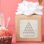 Adesivo Quadrado Árvore de Natal de Ostra de Lowcountry no Planalto<br><div class="desc">Natal na feliz Lowcountry! Celebrar os feriados com esta bela e criativa design de Lowcountry que apresenta ostras e suas conchas organizadas em forma de árvore de Natal com um topo de árvore estelar. A árvore de Natal de baixo tema é posicionada sobre um fundo de prancha de madeira rústica....</div>