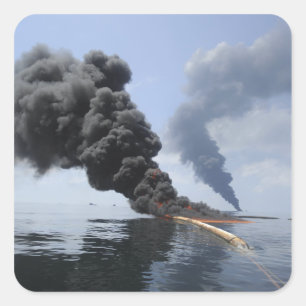 Adesivo Quadrado As nuvens de fumo escuras e de fogo emergem 3