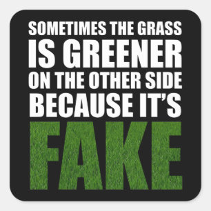 Adesivo Quadrado Às vezes a grama é mais verde porque é falsa