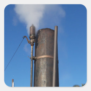 Adesivo Quadrado assobio a vapor velho com uma pluma branca de vapo