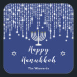 Adesivo Quadrado Azul e Silver String Luzes Felizes Hanukkah<br><div class="desc">Este elegante e sofisticado adesivo Chanucá apresenta belas luzes de fadas de cordas prateadas com faíscas de diamante, uma vela menorah e a Estrela de David. O texto combina o script manuscrito e as fontes serif para uma aparência na moda e moderna. Isto é perfeito para uma festa de Hanukkah....</div>