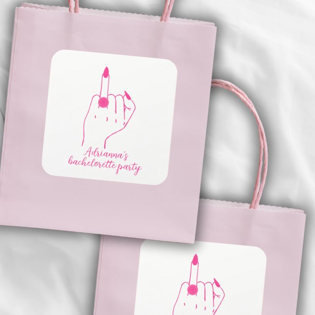 Adesivo Quadrado Bachelorette Cor-de-rosa engraçado, moderno, dedo (funny modern ring finger bachelorette party pink )