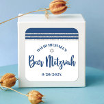 Adesivo Quadrado Bar Mitzvah Moderno Azul Marinho Prateado Tallit S<br><div class="desc">Sinta-se orgulhoso, regozije e mostre este marco do seu Bar Mitzvah favorito! Use este adesivo legal, único, moderno e personalizado para adicionar ao seu dia especial. Tipografia em negrito e azul-marinho, uma Estrela de Davi prateada e um gráfico inspirado no tallit listrado em azul-marinho e brilho prateado sobre um fundo...</div>