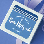 Adesivo Quadrado Bar Mitzvah Moderno Tallit Azul Prata Escrito Gros<br><div class="desc">Sinta-se orgulhoso, regozije e mostre esse marco do seu Bar Mitzvah favorito! Use esse adesivo moderno, único, legal e personalizado para adicionar ao seu dia especial. Tipografia em negrito e letras brancas, Estrela de Davi e um gráfico inspirado no tallit listrado em azul-marinho e brilho prateado sobre um fundo simples...</div>