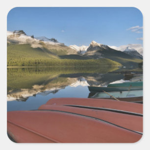 Adesivo Quadrado Barcos estacionados na margem do lago Maligne,