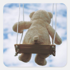 Adesivo Quadrado Beertje op schommel met bewolkte blauwe lucht.
