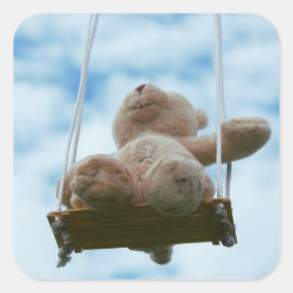 Adesivo Quadrado Beertje op schommel met bewolkte blauwe lucht.