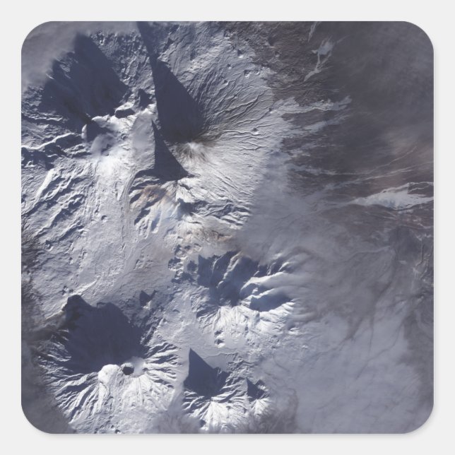 Adesivo Quadrado Bezymianny Volcano exibe uma pluma modesta (Frente)