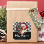 Adesivo Quadrado Black White Tartan Christmas — Nome da foto person<br><div class="desc">Personalize o material de empacotamento de presentes sazonais de feriados com seu texto e foto. Personalize o adorável e elegante padrão de xadrez branca preto das cinzas de Natal elegantes.</div>