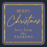 Adesivo Quadrado Blue Dourado Merry Christmas ID1009<br><div class="desc">Se você está se perguntando que combinações de cores escolher para sua decoração de Natal e presentes este ano, eu criei coleções de padrões coordenadores para tornar a vida um pouco mais fácil. Este adesivo 'Feliz Natal' apresenta um fundo azul marinho profundo e um texto dourado com uma modelo para...</div>
