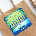 Adesivo Quadrado Blue Green Hanukkah Menorah adiciona seu nome ao s<br><div class="desc">Uma foto de perto de uma brilhante, colorida, foto da menorah de arte azul ajuda você a inaugurar o feriado de Chanucá. Sinta o calor e a alegria da temporada de férias sempre que você usa este incrível e colorido adesivo Chanucá. Cartões, selos, sacos de tote, tabuleiros de serviço e...</div>