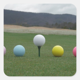 Adesivo Quadrado Bolas de Golfe de cor brilhante em uma montanha
