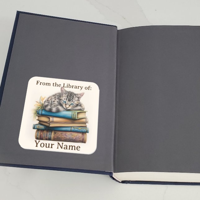 Adesivo Quadrado Bookplate com Cat Deitada em Livros (A cat lying on some books is shown on a bookplate inside book)