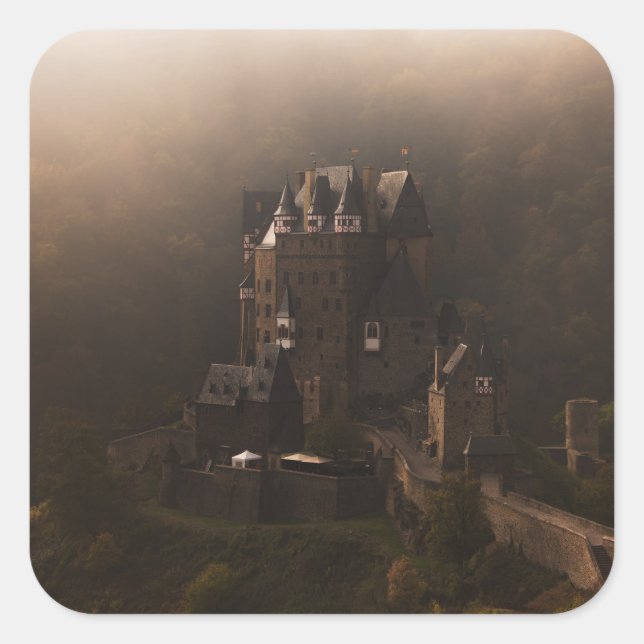 Adesivo Quadrado Burg Eltz castelo no nevoeiro da manhã (Frente)