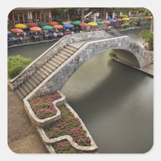 Adesivo Quadrado Café ao ar livre ao longo do rio Walk e ponte sobr (Frente)