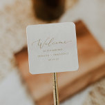 Adesivo Quadrado Caligrafia Dourada Delicada | Cream Wedding Welcom<br><div class="desc">Estes frágeis adesivos de boas-vindas para caligrafia de ouro são perfeitos para um casamento moderno. A design romântica minimalista apresenta uma magnífica e elegante tipografia amarela ouro champanhe num fundo de creme de marfim com um aspecto simples e limpo. Personalize esses adesivos com a localização do seu casamento, nomes e...</div>