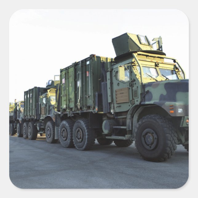 Adesivo Quadrado Caminhões blindados sentam-se no cais em Morehead  (Frente)