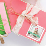 Adesivo Quadrado Caneta de Identificador de Dif de Fotografia Perso<br><div class="desc">Torne seus presentes e presentes muito fáceis de encontrar com nossa divertida foto personalizada e adesivo de identificador de presente de nome. Coloque este adesivo em seus presentes para identificar facilmente para quem é o presente. Nosso design apresenta um layout de foto de solteiro para exibir uma foto. Personalize com...</div>