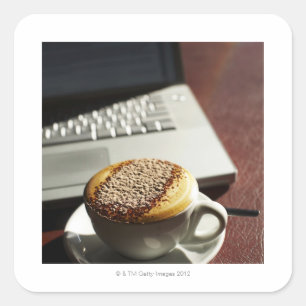 Adesivo Quadrado Cappuccino na frente do laptop