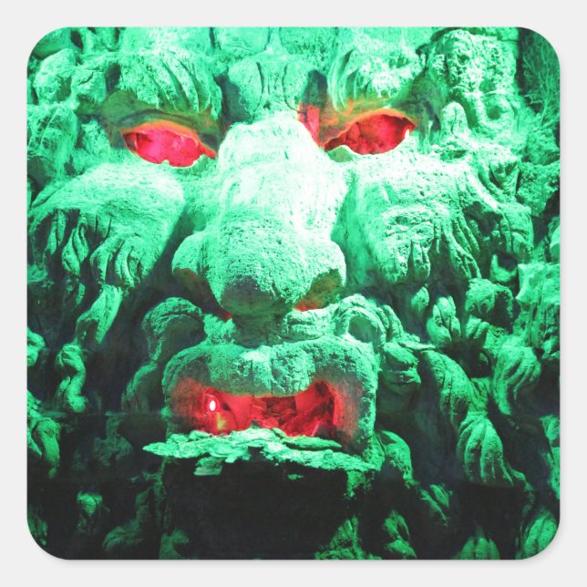 Adesivo Quadrado Cara Assustadora Mascarada na Rocha (Frente)