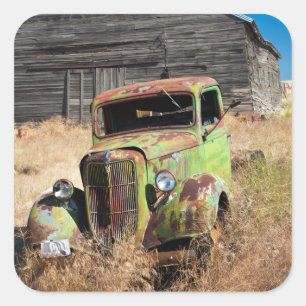 Adesivo Quadrado Carro de oxidação na frente da fazenda abandonad