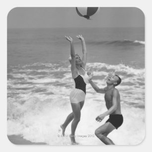 Adesivo Quadrado Casal que joga com um Beachball