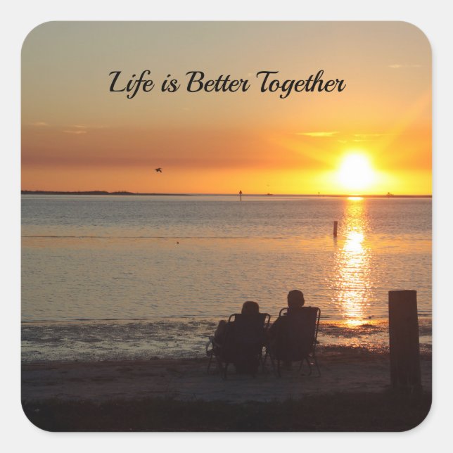 Adesivo Quadrado Casal Senta-Se Na Praia, Com Vinhetas Sunset (Frente)