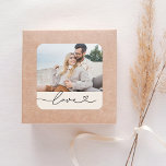 Adesivo Quadrado Casamento Branca Soft Personalizado com Script Hea<br><div class="desc">O selo personalizado do envelope de casamento / adesivos favoritos apresentam uma foto favorita com design de camada branca mínima de tipografia "Love" que inclui detalhes florescentes e cardíacos. Nota, o fundo branco suave / marfim claro e o texto branco podem ser personalizados. Um doce sotaque personalizado para papelaria de...</div>