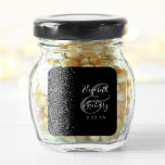 Adesivo Quadrado Casamento de Borda Glitter Negra Moderna<br><div class="desc">Este elegante e moderno adesivo de casamento apresenta um falso design brilhante de prata na borda esquerda. Personalize facilmente o texto da cinza prateada em um fundo preto,  com os nomes da noiva e do noivo em caligrafia manual sobre uma grande e grande câmera.</div>