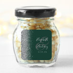 Adesivo Quadrado Casamento de Borda Glitter Verde Moderno<br><div class="desc">Este elegante e moderno adesivo de casamento apresenta um falso design brilhante de prata na borda esquerda. Personalize facilmente o texto da cinza prateada em um fundo verde esmeralda,  com os nomes da noiva e do noivo em caligrafia manual sobre uma grande e grande câmera.</div>