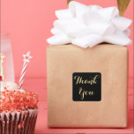 Adesivo Quadrado Casamento de Favoritos para festas Dourados Elegan<br><div class="desc">Personalizado,  personalizado,  tipografia elegante,  preto e ouro amarelo,  obrigado de script que você usa adesivo quadrado. Um obrigado elegante que você veste por selar suas favoritos para festas para casamento,  comemorações de aniversário,  recepções,  cerimônias,  aniversário,  chá de panela,  chá de fraldas,  feriados ou qualquer outra ocasião especial.</div>