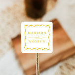 Adesivo Quadrado Casamento de Mola Amarelo Moderno<br><div class="desc">Coloque os envelopes de casamento e os favoritos em estilo com os adesivos de Mola Amarela Moderna personalizados! O design apresenta os nomes dos casais em letras amarelas em negrito cercadas por um quadro ondulado amarelo. Os adesivos de casamento retrô foram projetados para coordenar com nossa coleção de casamento do...</div>