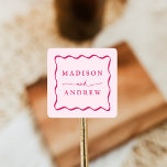 Adesivo Quadrado Casamento de Moldura Moderno Rosa<br><div class="desc">Coloque os envelopes de casamento e os favores em estilo com os adesivos de Mola Rosa Moderno! O design apresenta os nomes do casal em letras negrito cor-de-rosa cercado por um quadro ondulado cor-de-rosa, contrastando com um fundo de rosa claro. Os adesivos de casamento retrô foram projetados para coordenar com...</div>