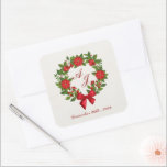Adesivo Quadrado Casamento de Natal do Red Green Poinsettia Monogra<br><div class="desc">Red Green Poinsettia Monograma de Casamento de Natal Sticker . Adorado com uma combinação impressionante de cores vibrantes, vermelhas e verdes, este adesivo captura a essência da temporada de festas enquanto adiciona um toque elegante às suas celebrações de natal. personalize-o com suas iniciais ou com as iniciais do casal feliz....</div>