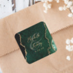 Adesivo Quadrado Casamento Dourado de Arte de Escrita Emerald Green<br><div class="desc">Este elegante e moderno adesivo de casamento apresenta uma esmeralda cor d'água verde agate design com falso brilho dourado. Personalize facilmente o texto dourado,  com os nomes da noiva e do noivo em caligrafia manuscrita sobre um grande e a data do casamento abaixo.</div>