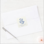 Adesivo Quadrado Casamento Floral de Deep Blue Chinoiserie Vintage<br><div class="desc">A nossa coleção "French Vintage Floral" apresenta florais de coloração aquosa em tons azuis e folhas em cores diferentes com fontes facilmente personalizáveis para um casamento de jardim perfeitamente elegante. Verifique em nossa loja mais itens desta coleção. Entre em contato conosco se você tiver solicitações especiais por e-mail ou bate-papo...</div>