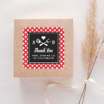 Adesivo Quadrado Casamento Rustic Red Gingham CHURRASCO Obrigado<br><div class="desc">Obrigado de casamento, você favorece autocolantes que apresentam um design de churrasco preto e branco com garfo de CHURRASCO e utensílios para grelhar espátulas e um sotaque cardíaco. Personalize as iniciais personalizadas do monograma e a mensagem "Obrigado por se juntar a nós para celebrar!". Inclui um fundo com formato de...</div>