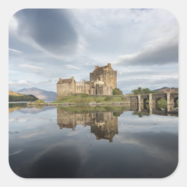 Adesivo Quadrado Castelo de Eilean Donan com reflexo na Escócia (Frente)