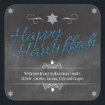 Adesivo Quadrado Chalkboard Faux BlueGlitter Hanukkah<br><div class="desc">Um quadro de reflexão mostra as palavras "Happy Hanukkah", que é traduzido em um efeito de brilho azul. Uma estrela reluzente de David pontua o topo da design. Os Dreidels são adicionados como sotaques, juntamente com ornamentos curvados para enquadrar sua mensagem especial. A maneira perfeita de fazer a celebração de...</div>