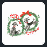 Adesivo Quadrado Codificação de Poodles de Natal Retro Adorável Per<br><div class="desc">Divertimento Bonito Adorável Retraindo Poodles De Natal Eram Autocolantes. Duas Cinzas adoráveis/Poodles Negros! Cada Poodle está vestindo uma coleira vermelha com um sino nela, e está enquadrada com uma bonito Fera de Natal Holly e um design de texto de Natal Feliz. Adicione texto personalizado em qualquer área branca, se desejar,...</div>