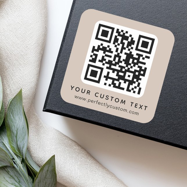 Adesivo Quadrado Código QR e texto personalizado mocha marrom-claro (QR code and custom text light mocha brown Square Sticker)