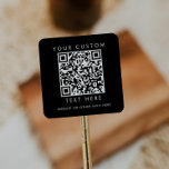 Adesivo Quadrado Código QR Personalizado Chic Preto para Pequenas E<br><div class="desc">Este adesivo quadrado de código QR personalizado preto chic para pequenas empresas é perfeito para um proprietário de pequena empresa. O design escuro simples apresenta uma tipografia clássica minimalista preta e branca com um visual sofisticado e elegante. Personalizável em qualquer cor.</div>