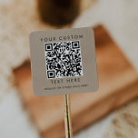 Adesivo Quadrado Código QR personalizado para pequenas empresas do<br><div class="desc">Este adesivo quadrado de código QR personalizado de pequenas empresas kraft chic faux é perfeito para um proprietário de pequenas empresas. O simples design apresenta uma tipografia negra minimalista clássica em um papel kraft falso,  com estilo 'boho' rústico.</div>
