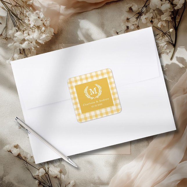 Adesivo Quadrado Crista Monograma Xadrez Amarelo Personalizado (Yellow Gingham Monogram Crest Custom Square Sticker)